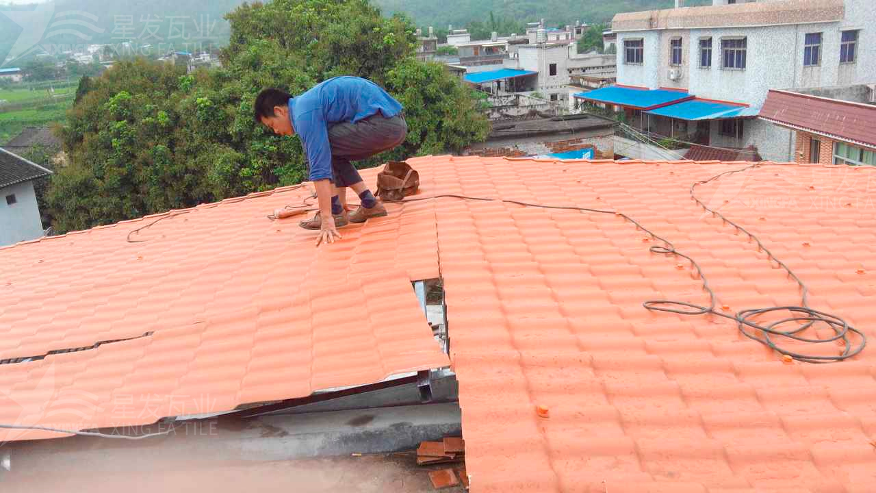 屋頂鋪設(shè)安裝合成樹脂瓦時，牢牢記住這3點，就不怕屋頂出問題！